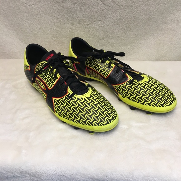 Under Armour Yellow CLUTCHFIT FORCE soccer cleats - Picture 6 of 9